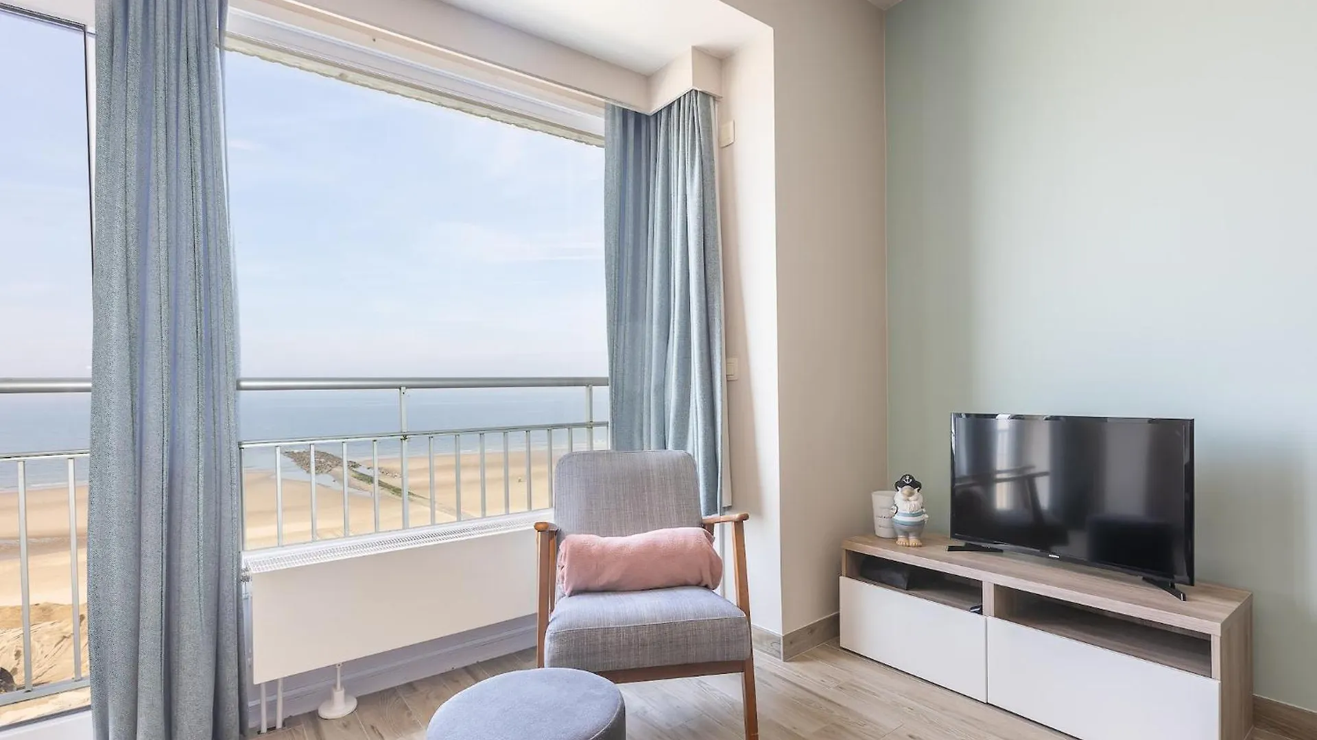 Modern Apartment With Frontal Sea-View Middelkerke